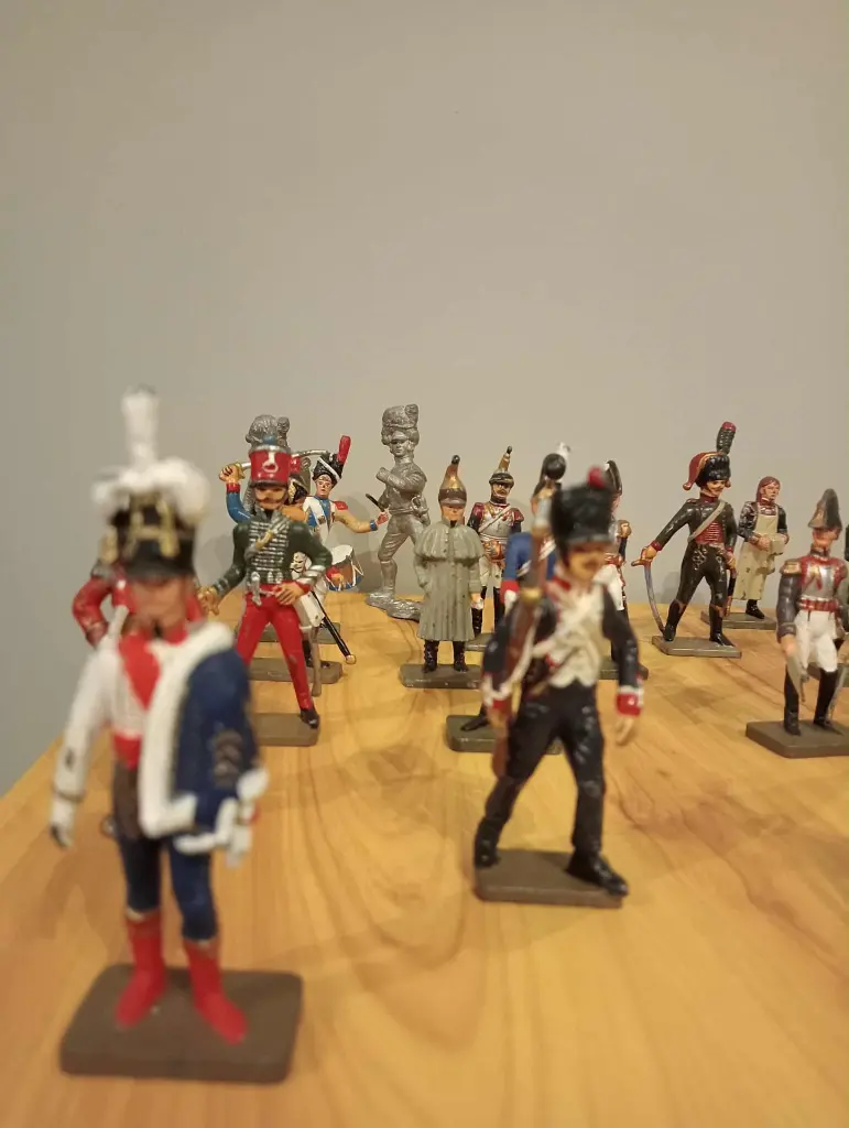 Lot de 25 soldats de plomb – Majorité Starlux – Figurines militaires vintage – Quelques non identifiés – État d’origine