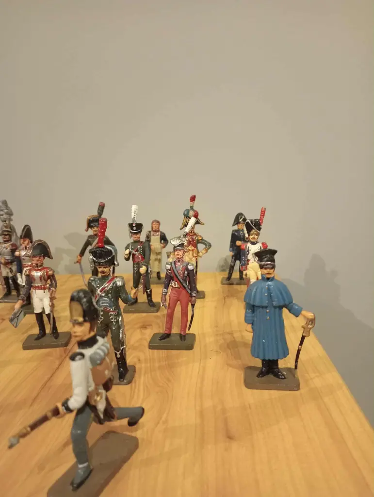 Lot de 25 soldats de plomb – Majorité Starlux – Figurines militaires vintage – Quelques non identifiés – État d’origine
