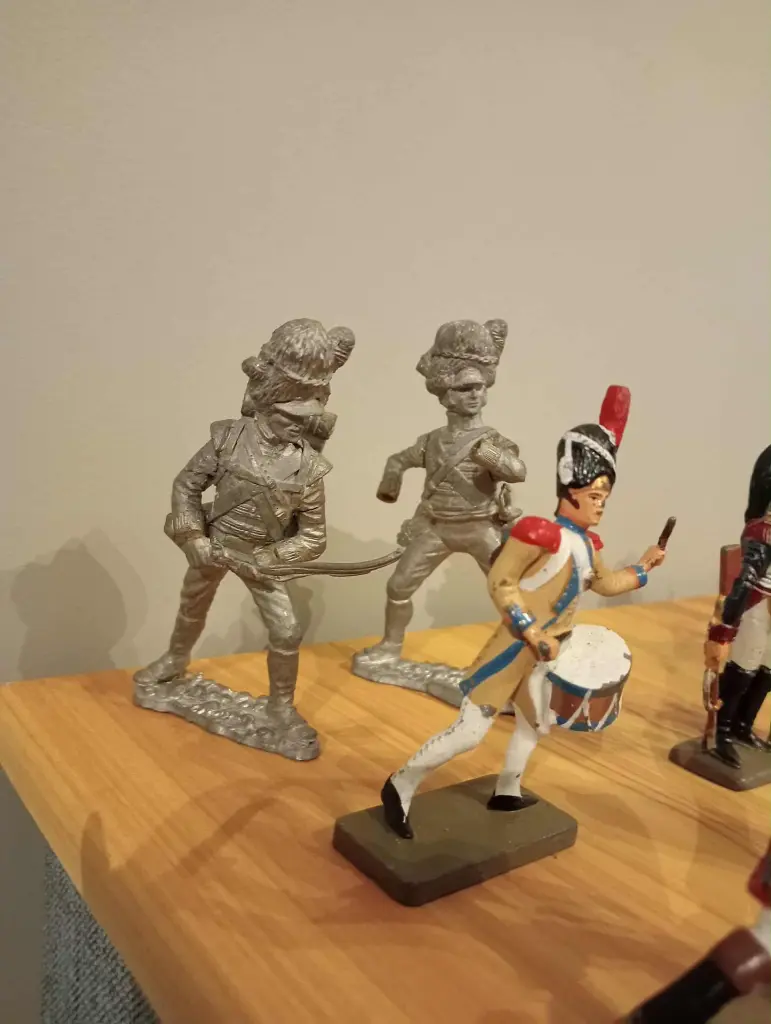 Lot de 25 soldats de plomb – Majorité Starlux – Figurines militaires vintage – Quelques non identifiés – État d’origine
