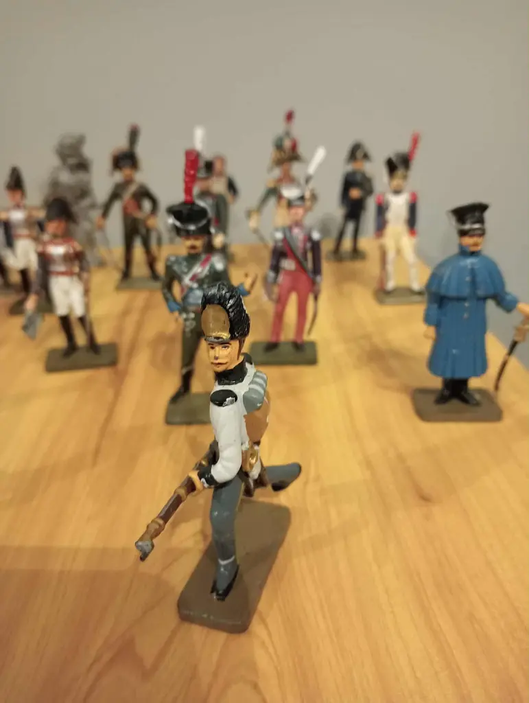 Lot de 25 soldats de plomb – Majorité Starlux – Figurines militaires vintage – Quelques non identifiés – État d’origine