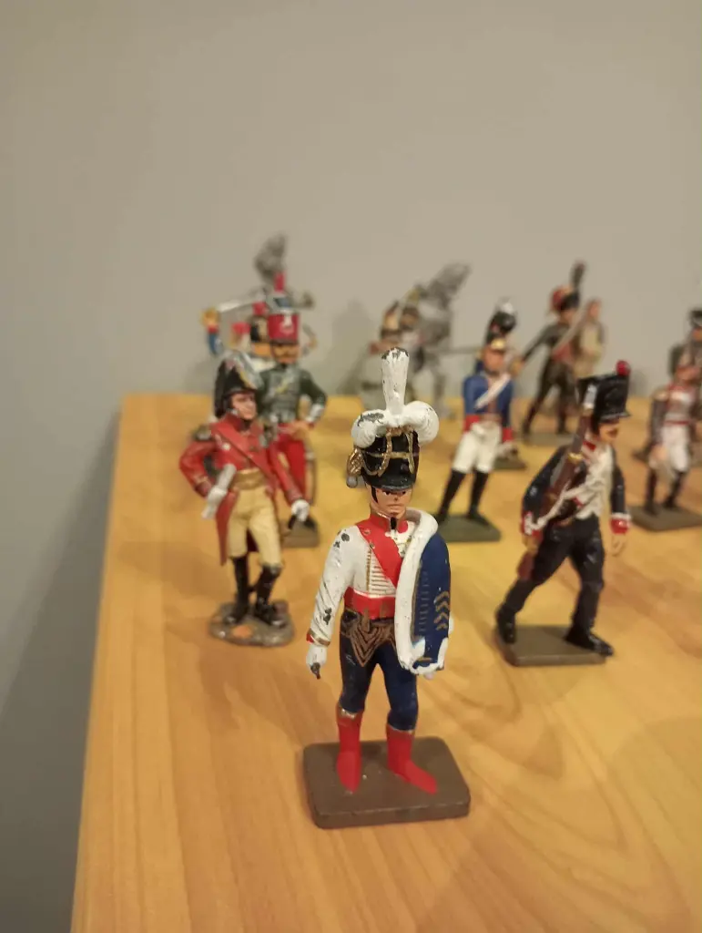 Lot de 25 soldats de plomb – Majorité Starlux – Figurines militaires vintage – Quelques non identifiés – État d’origine