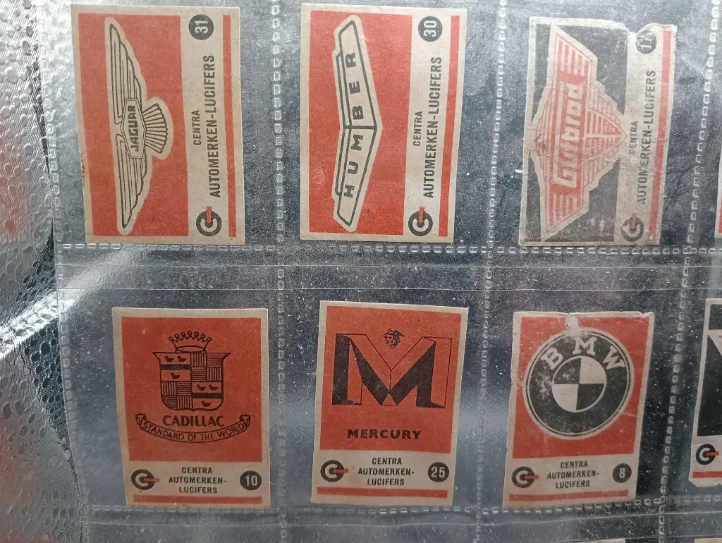 Centra Lucifers 1971 – Vignettes auto vintage, allumettes et logos en pleine combustion ! 18 pièces
