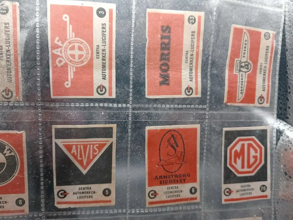 Centra Lucifers 1971 – Vignettes auto vintage, allumettes et logos en pleine combustion ! 18 pièces