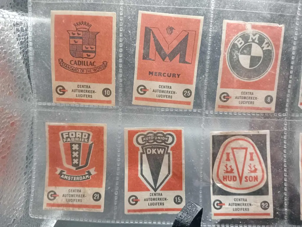 Centra Lucifers 1971 – Vignettes auto vintage, allumettes et logos en pleine combustion ! 18 pièces
