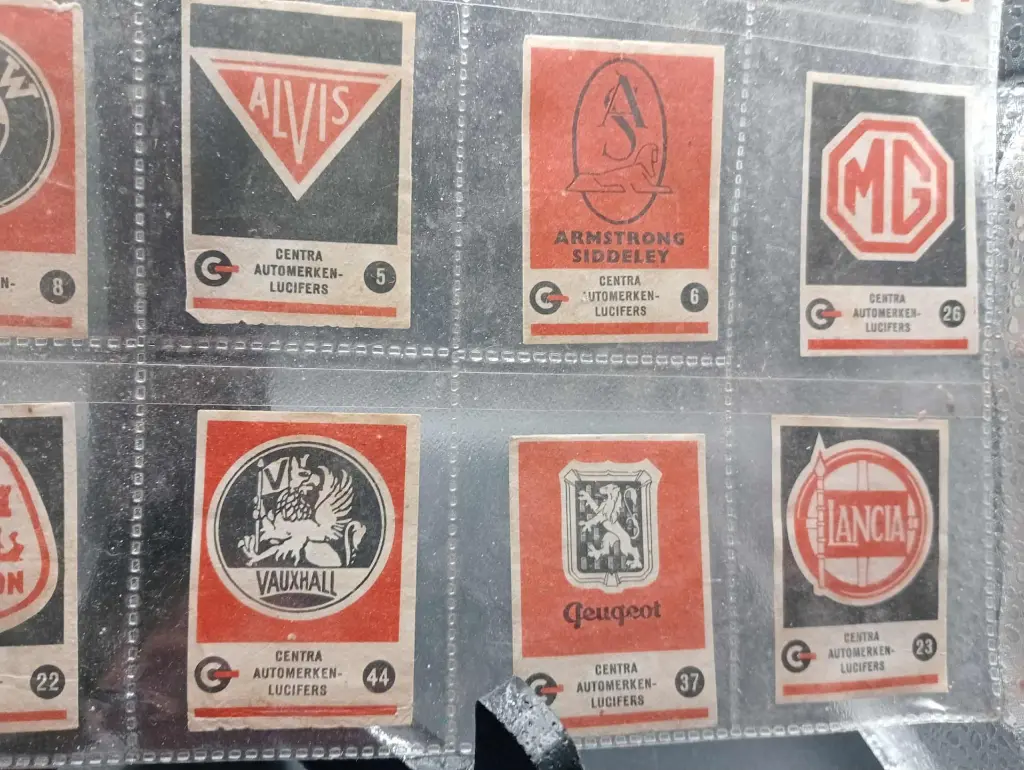 Centra Lucifers 1971 – Vignettes auto vintage, allumettes et logos en pleine combustion ! 18 pièces