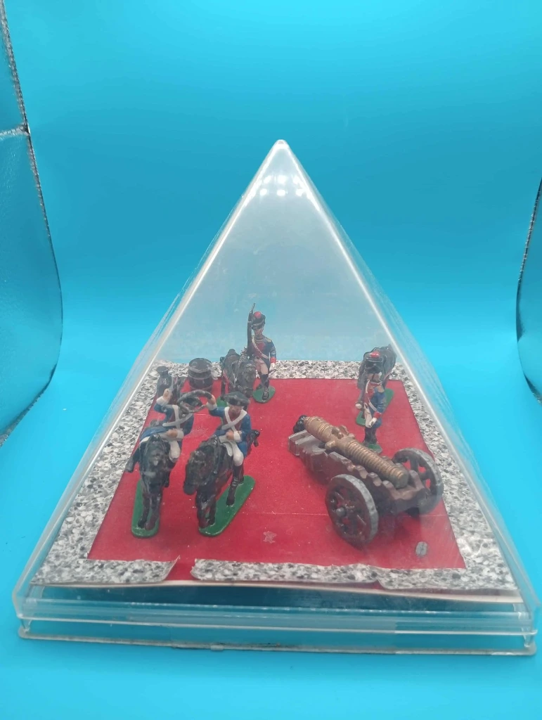 Diorama militaire artisanal époque napoléonienne – cavaliers, canon, soldats peints à la main