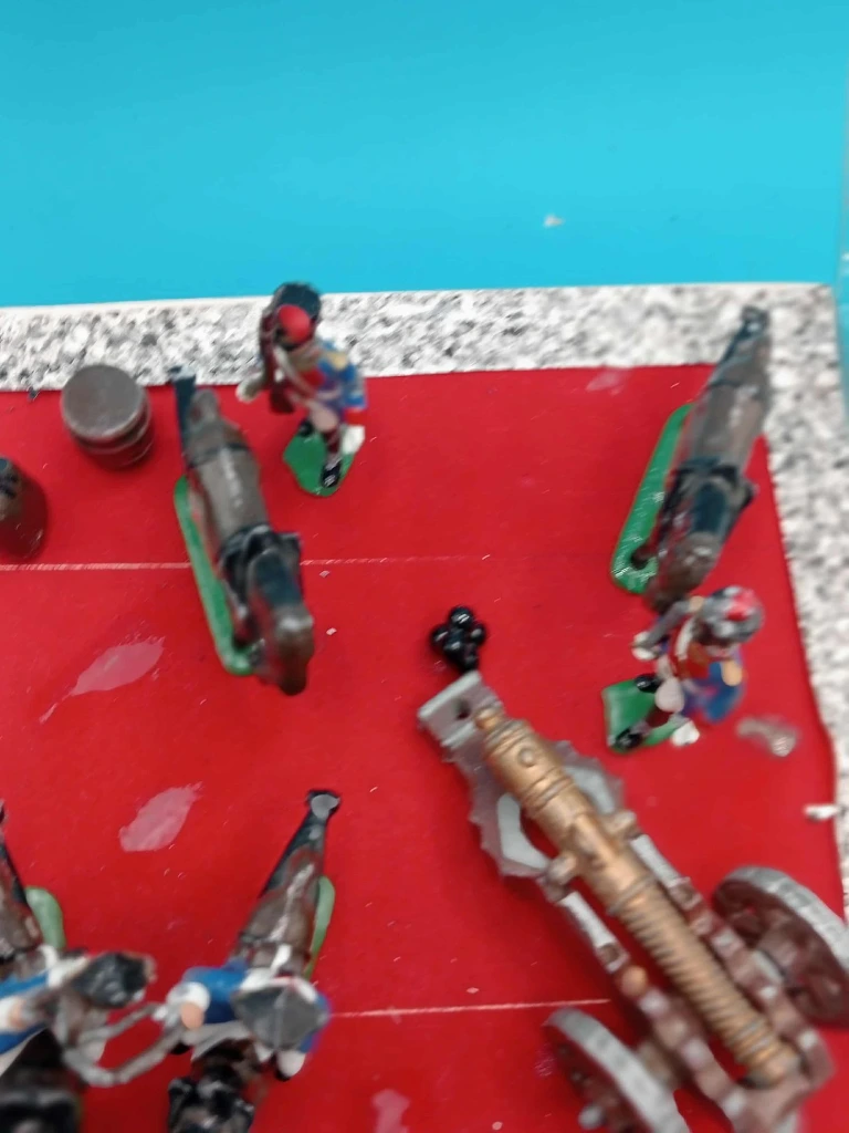 Diorama militaire artisanal époque napoléonienne – cavaliers, canon, soldats peints à la main