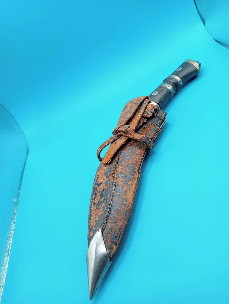 Kukri traditionnel indien – lame courbe – poignard vintage avec fourreau