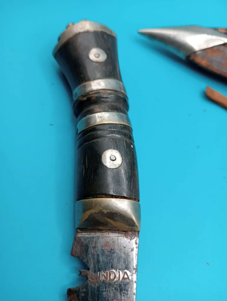 Kukri traditionnel indien – lame courbe – poignard vintage avec fourreau