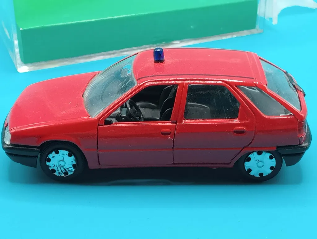 Citroën ZX Solido 1:43 – Miniature rouge avec gyrophare, made in France