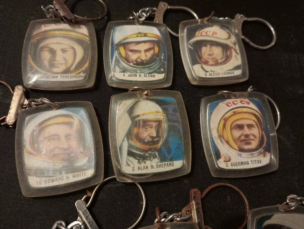 Lot de 11 porte-clés BN “Course à l’Espace” – cosmonautes et satellite vintage illustrés