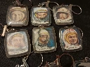 Lot de 11 porte-clés BN “Course à l’Espace” – cosmonautes et satellite vintage illustrés