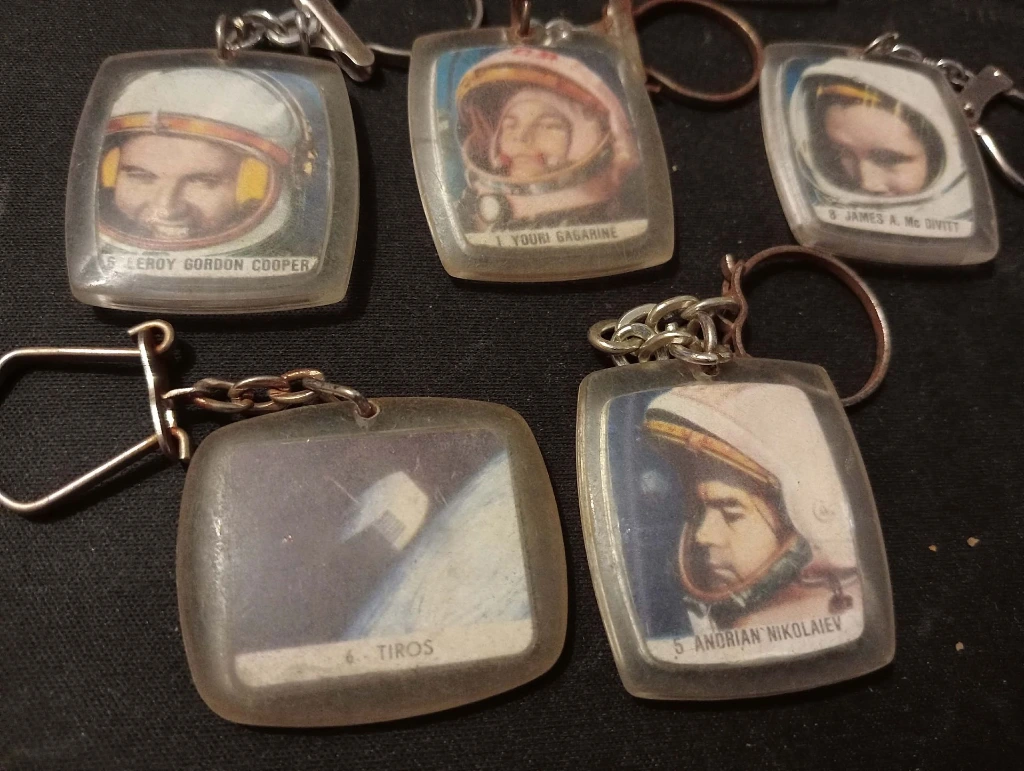 Lot de 11 porte-clés BN “Course à l’Espace” – cosmonautes et satellite vintage illustrés