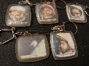 Lot de 11 porte-clés BN “Course à l’Espace” – cosmonautes et satellite vintage illustrés