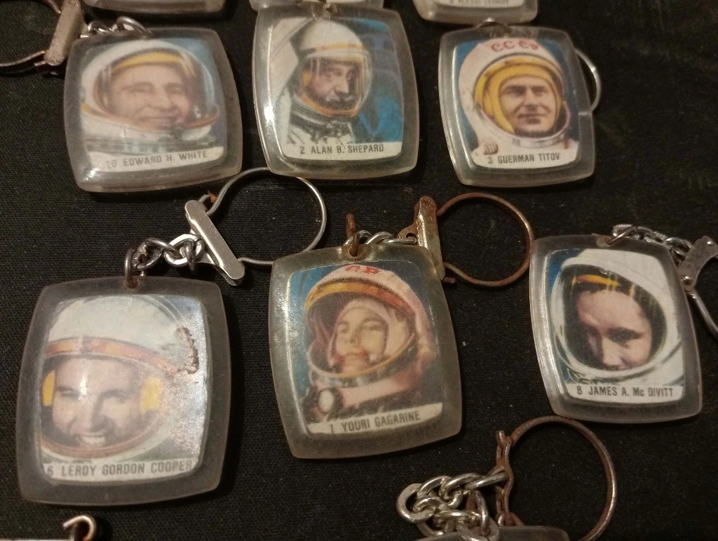 Lot de 11 porte-clés BN “Course à l’Espace” – cosmonautes et satellite vintage illustrés