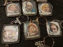 Lot de 11 porte-clés BN “Course à l’Espace” – cosmonautes et satellite vintage illustrés