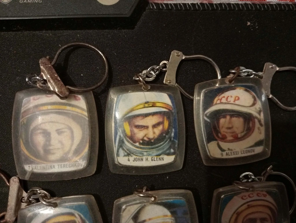 Lot de 11 porte-clés BN “Course à l’Espace” – cosmonautes et satellite vintage illustrés