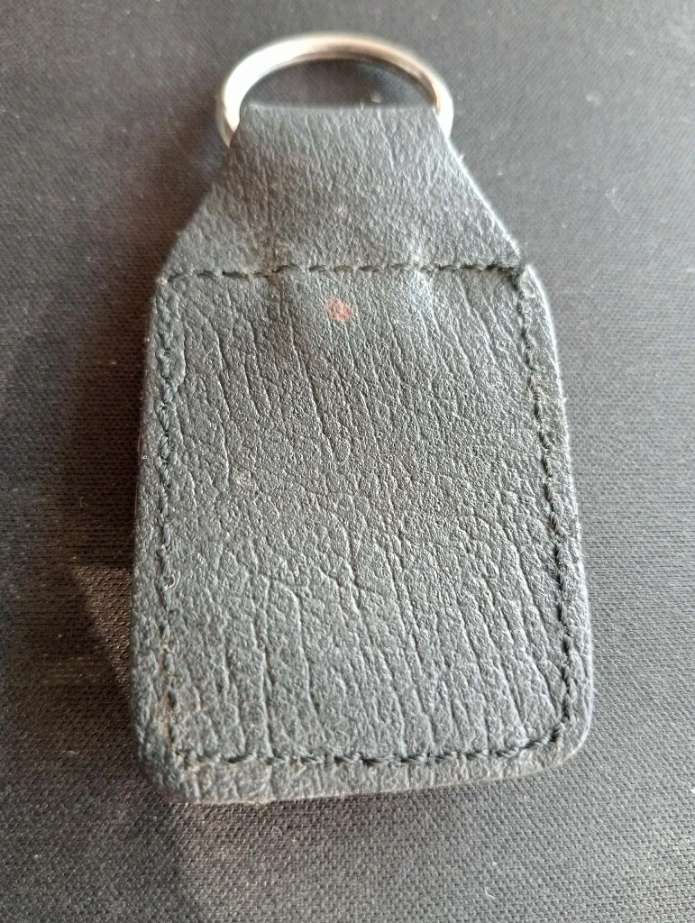 Porte-clé vintage cuir PEUGEOT – Lion jaune sur fond bleu années 60