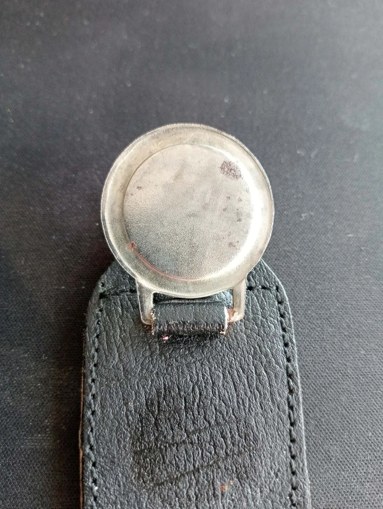 Porte-clé vintage cuir PEUGEOT – Lion jaune sur fond bleu années 60
