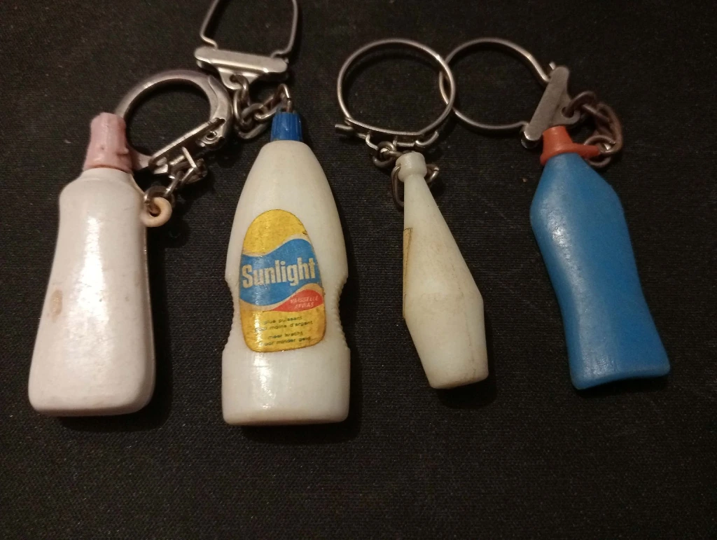 Lot 4 porte-clés publicitaires vintage – Sunlight Silan Pril Ili WC