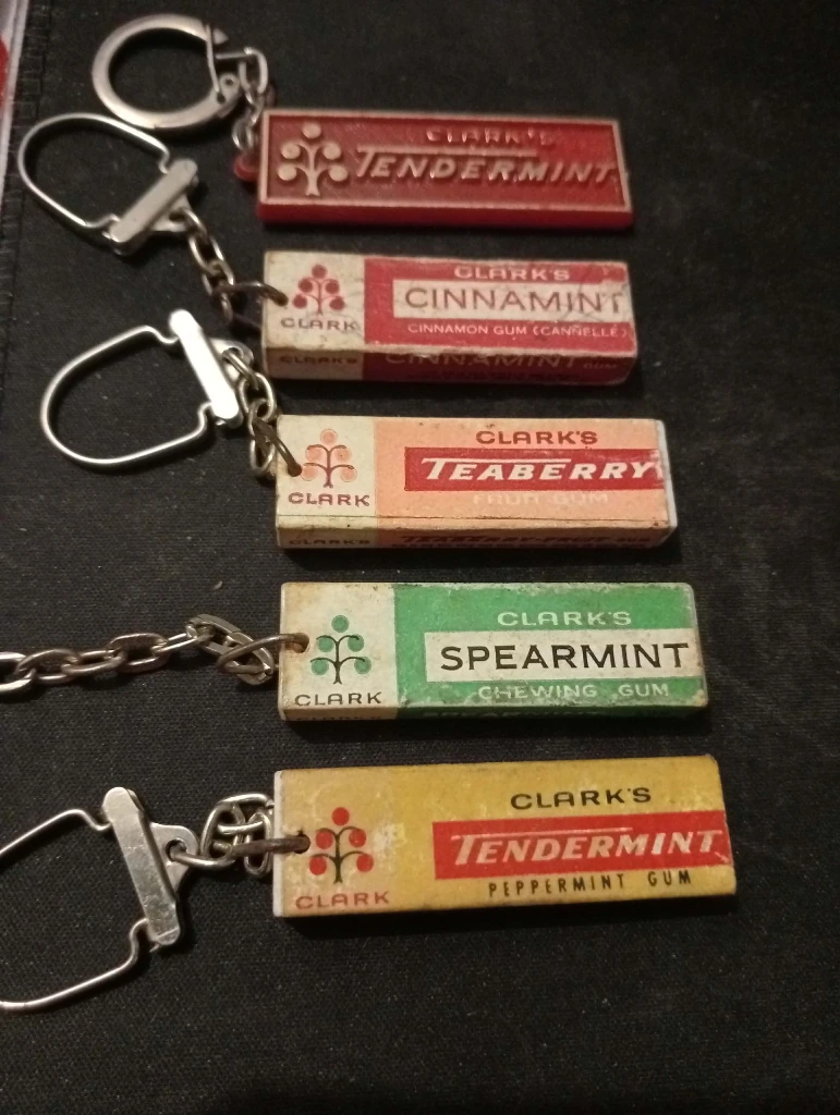 Lot 4 porte-clés chewing-gum Clark’s + plaque publicitaire – Vintage années 60/70