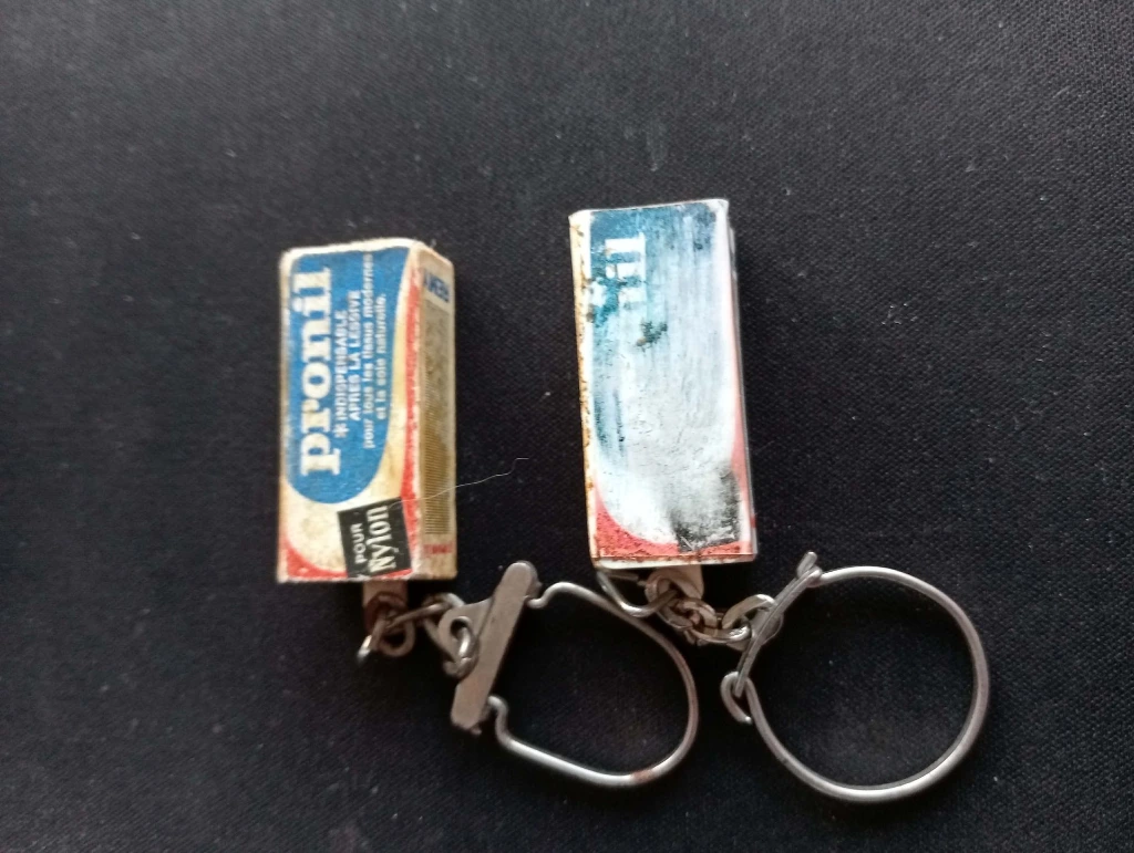Porte-clés vintage Pronil – Traitement textile après lavage (années 60)