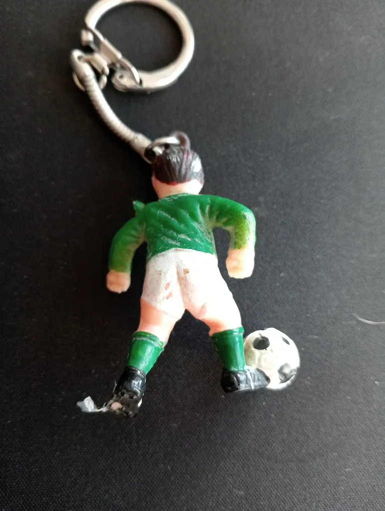 Porte-clé joueur de foot maillot vert – Vintage inconnu