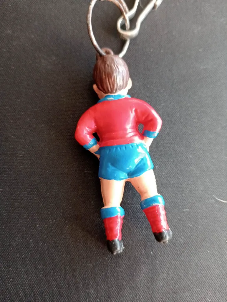 Porte-clé footballeur vintage rouge/bleu – Années 80