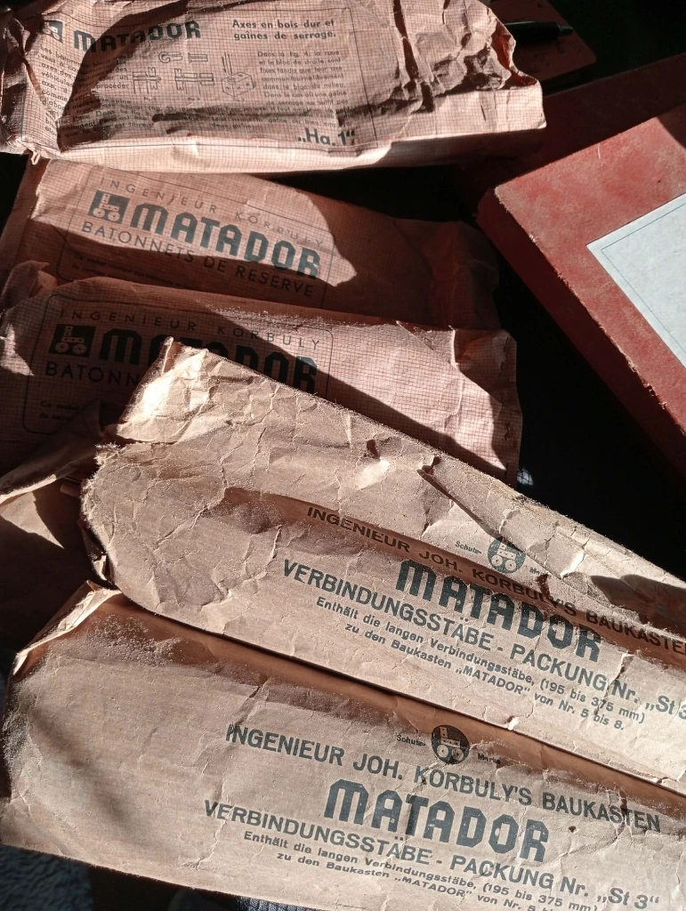 Lot Matador vintage 1940-1960 – Boîtes, livrets, roues dentées + 6 sachets pièces offerts