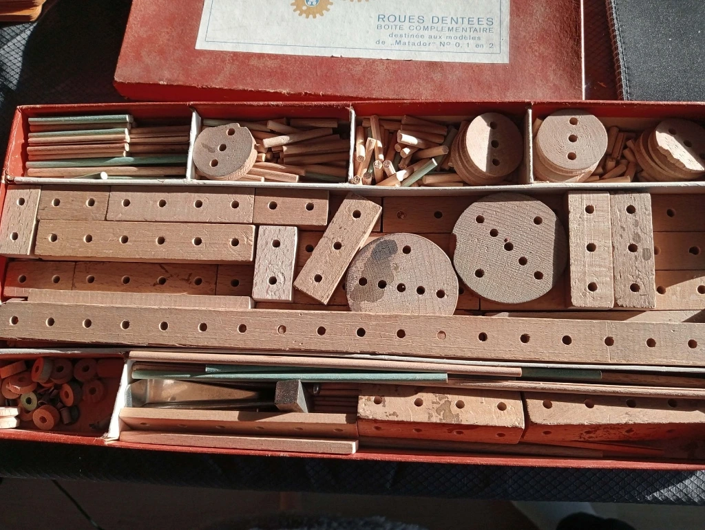 Lot Matador vintage 1940-1960 – Boîtes, livrets, roues dentées + 6 sachets pièces offerts