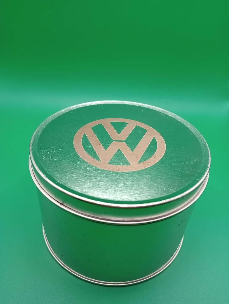 Boîte argentée Volkswagen – Vide, 6,5 × 9,5 cm