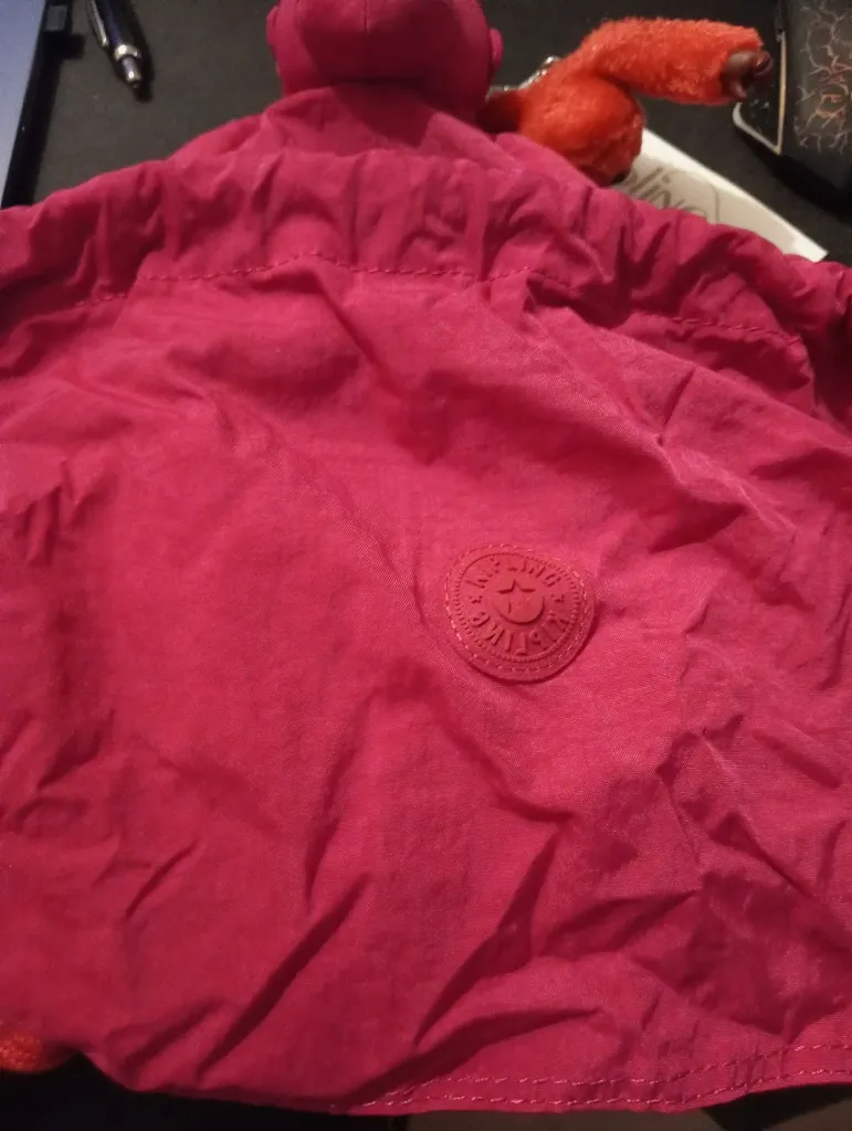 Ensemble Kipling rose vif : sac et singe en peluche