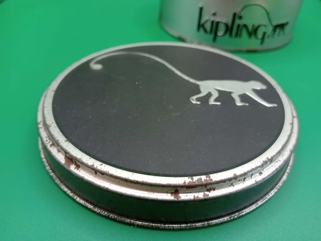 Boîte Kipling en métal, état d'occasion