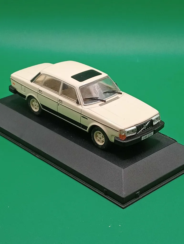 Volvo 244GTX (1/43) — berline die-cast crème