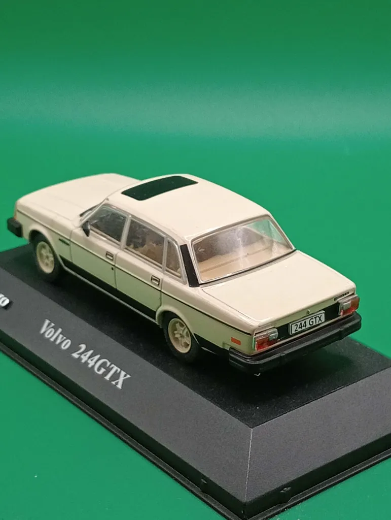 Volvo 244GTX (1/43) — berline die-cast crème