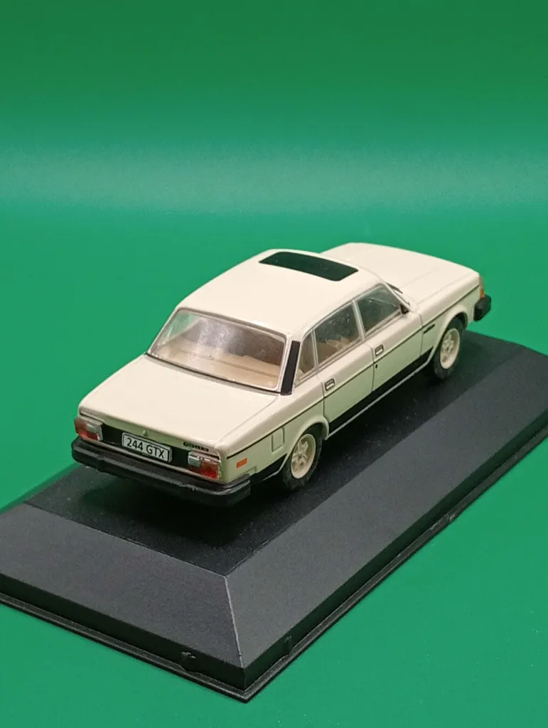 Volvo 244GTX (1/43) — berline die-cast crème