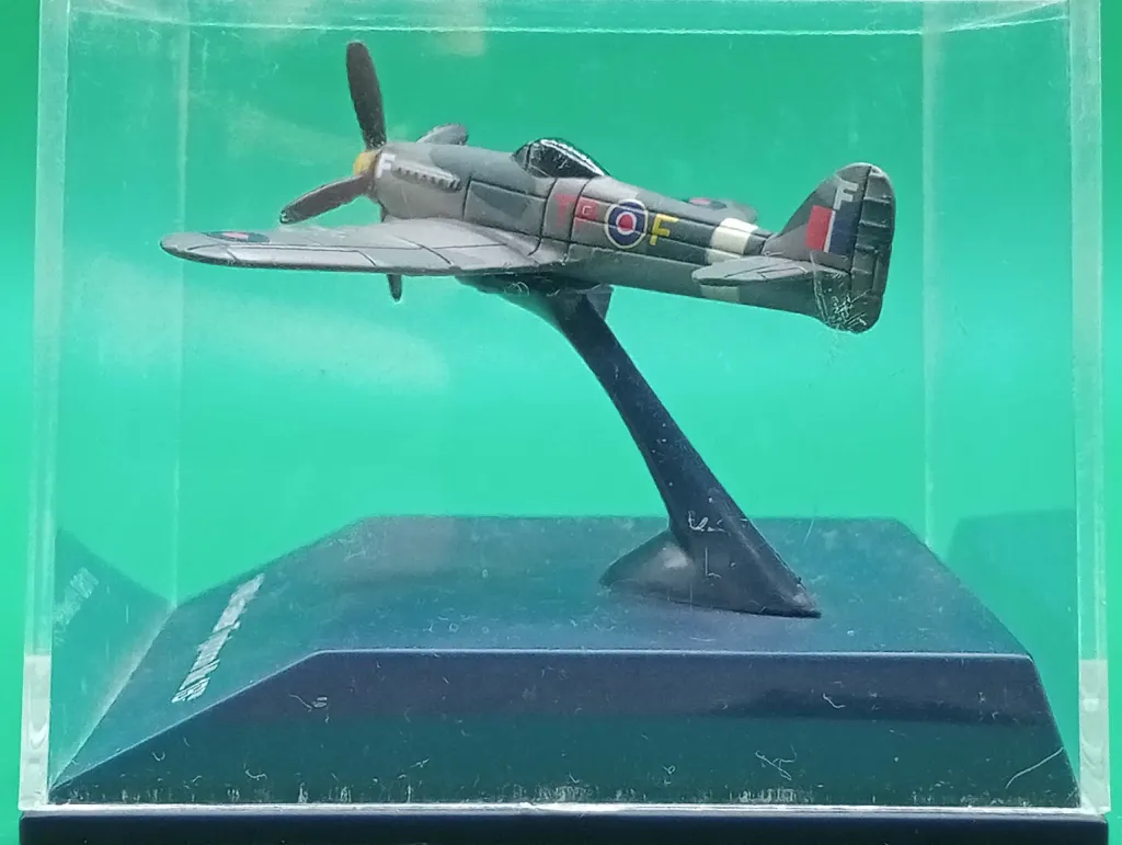 Hawker Typhoon Mk.IB — avion miniature 1/180