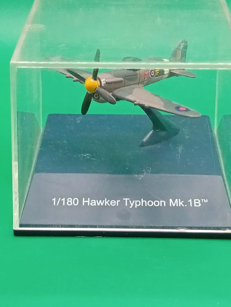 Hawker Typhoon Mk.IB — avion miniature 1/180