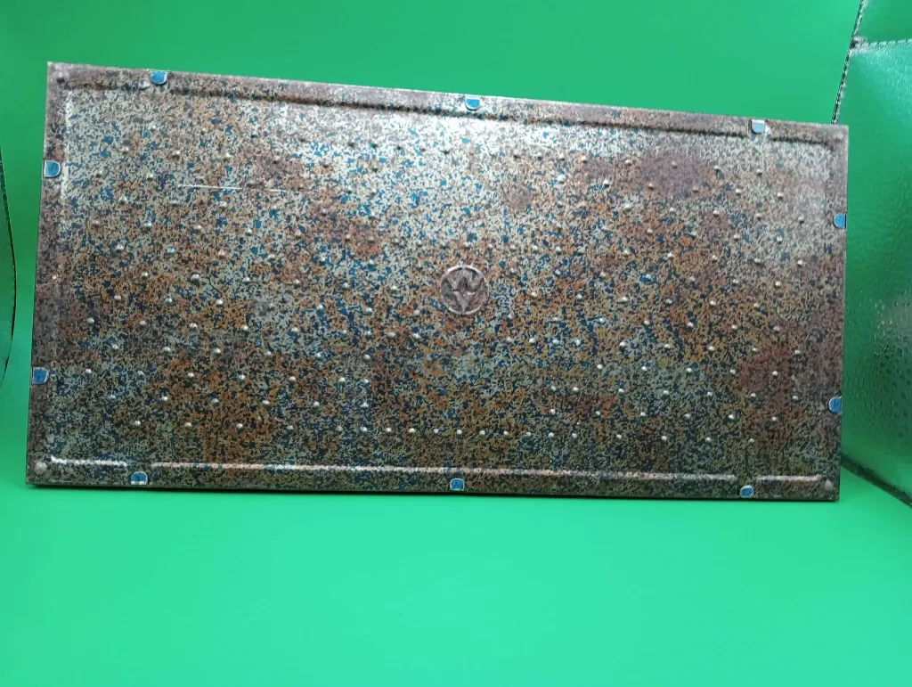 Circuit de voitures en tôle (années 50–60) — monogramme W/V, 25×12 cm
