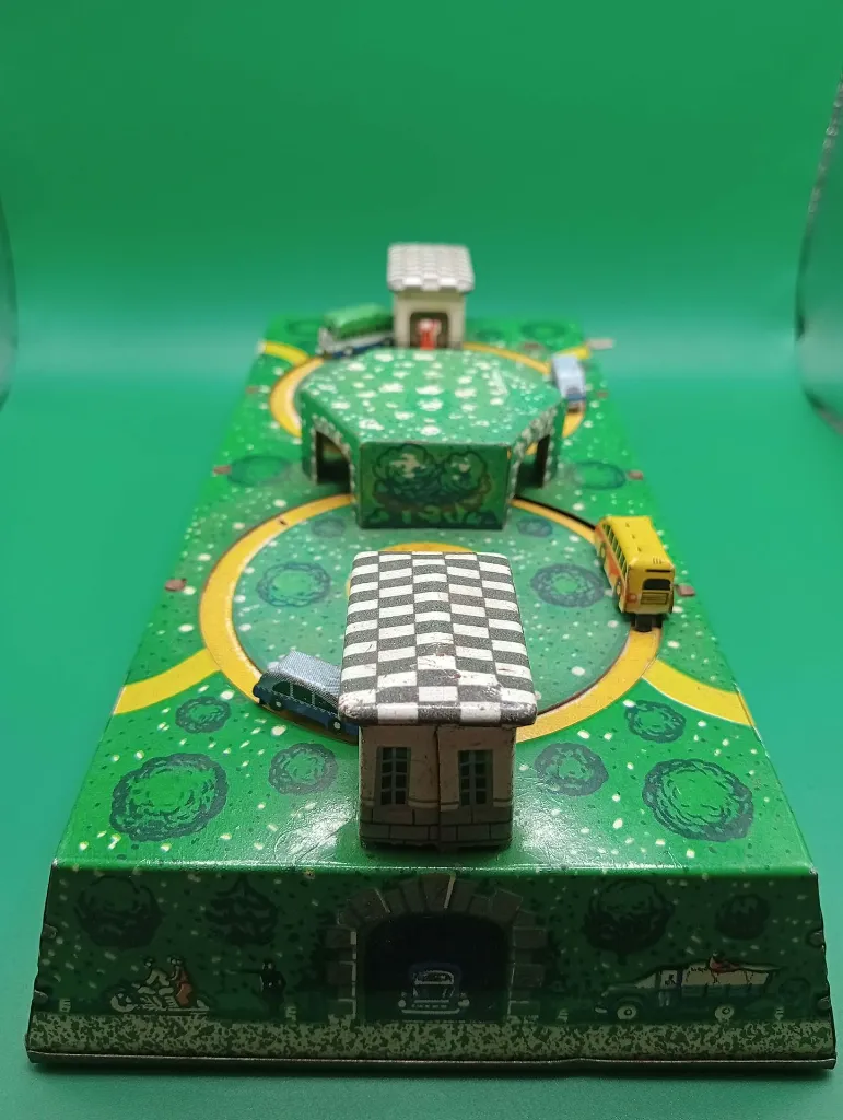 Circuit de voitures en tôle (années 50–60) — monogramme W/V, 25×12 cm
