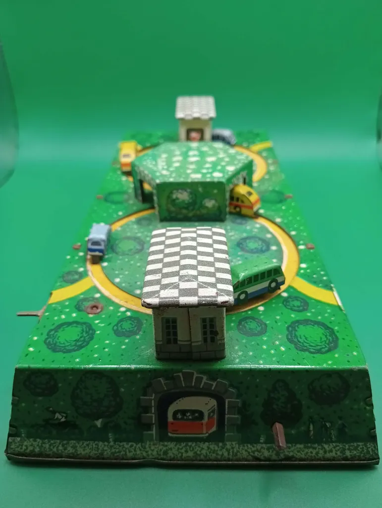 Circuit de voitures en tôle (années 50–60) — monogramme W/V, 25×12 cm