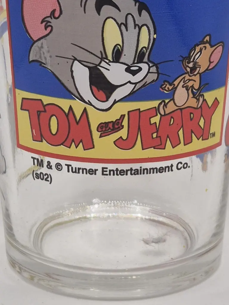 Verre Tom et Jerry Amora - Tom veut aspirer Jerry