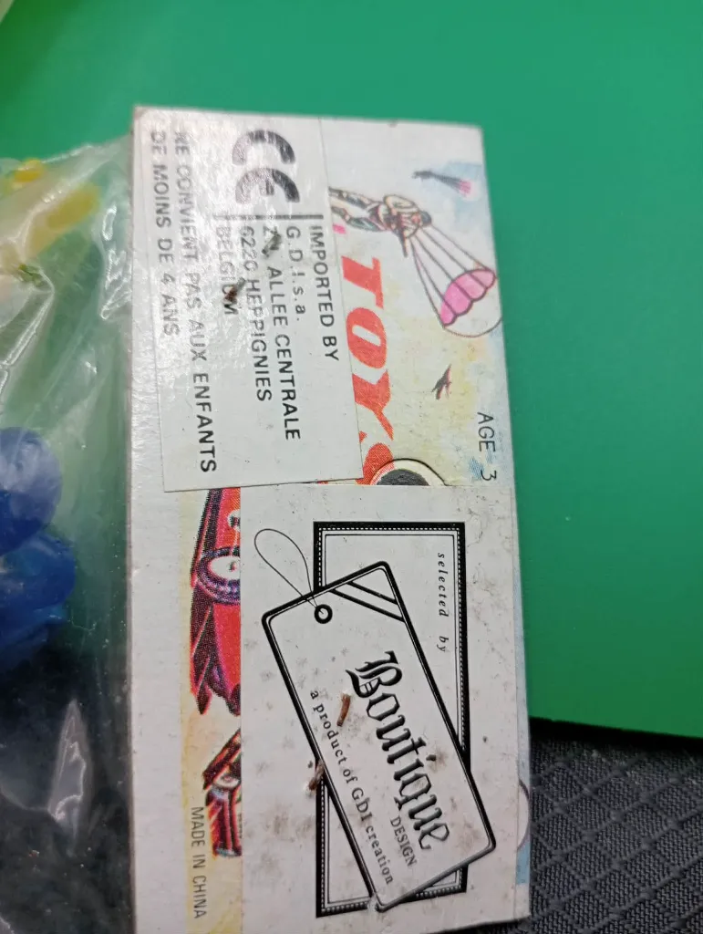 Lot de 3 sachets de mini-jouets d’avions vintage sous blister “TOYS”