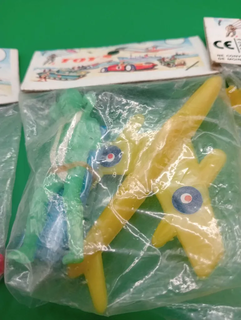 Lot de 3 sachets de mini-jouets d’avions vintage sous blister “TOYS”