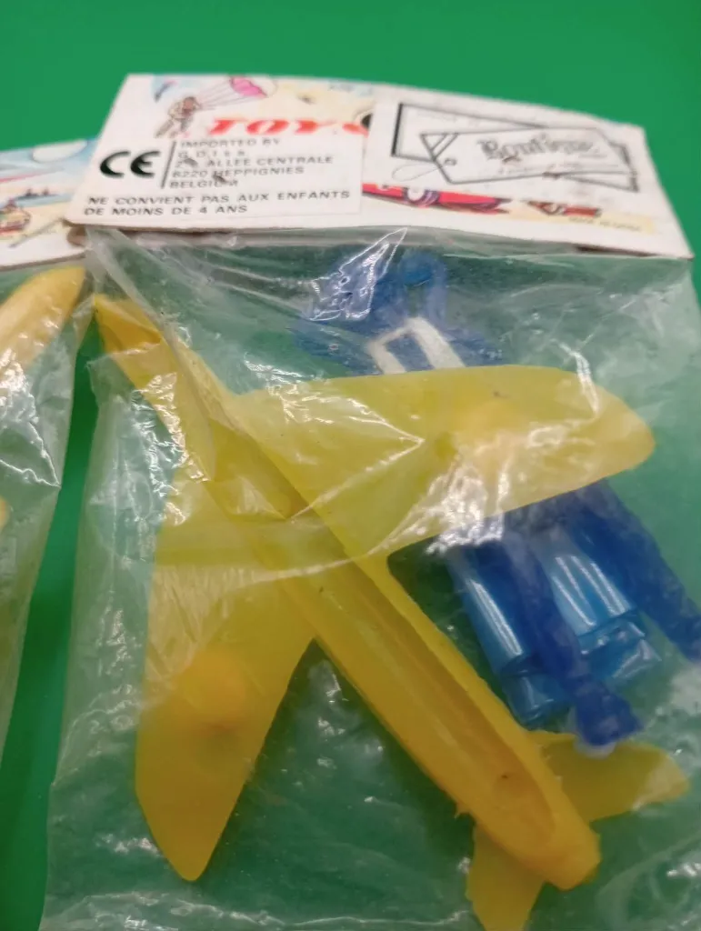 Lot de 3 sachets de mini-jouets d’avions vintage sous blister “TOYS”