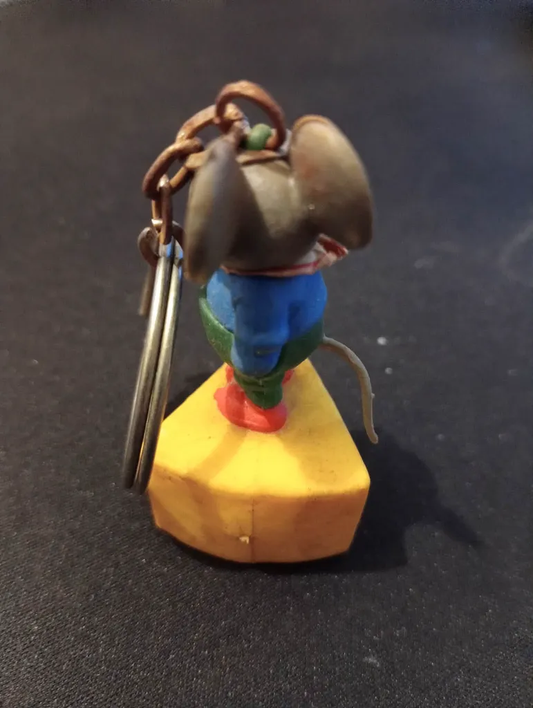 Souris sur fromage.webp