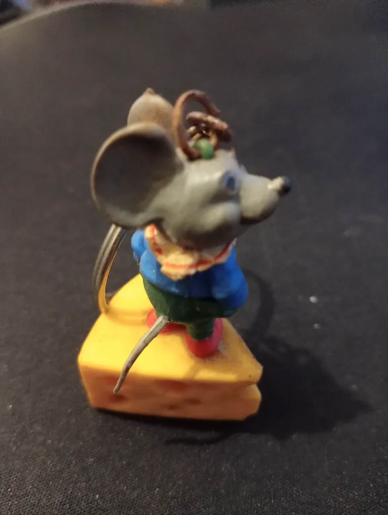 Souris sur fromage.webp
