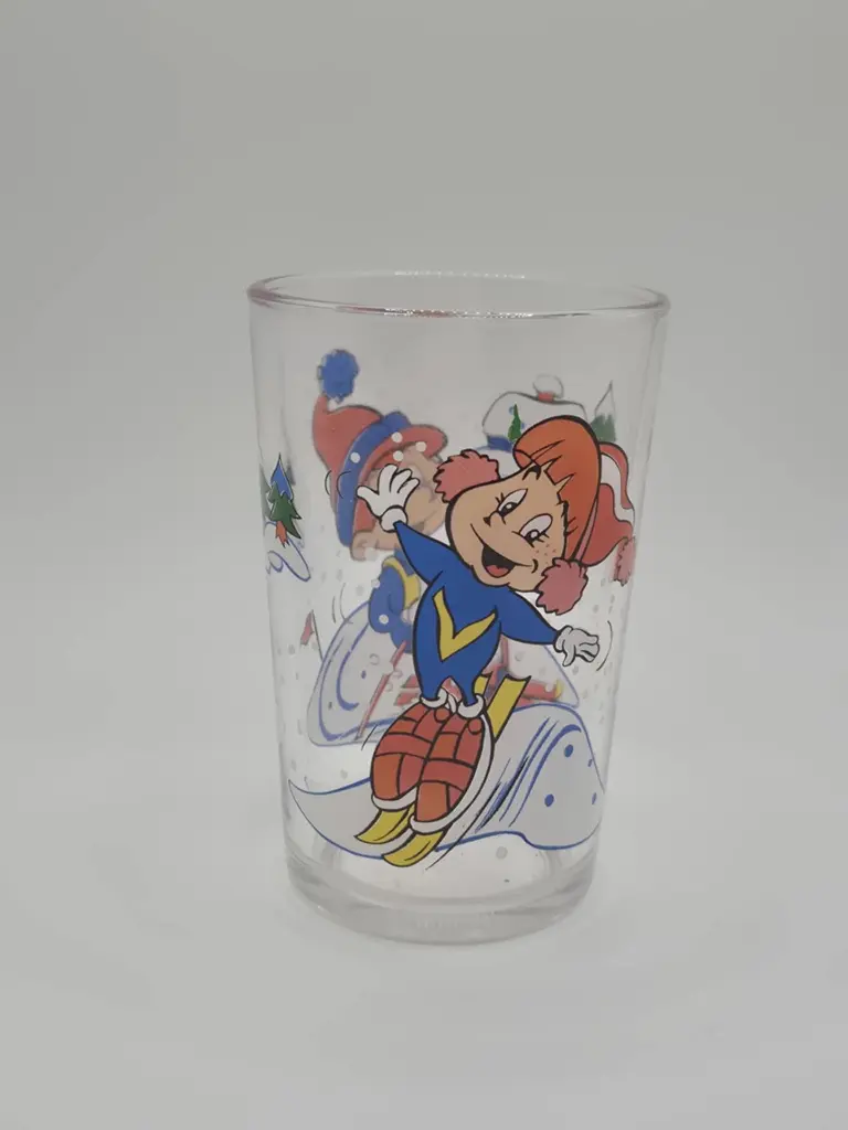 Verre petit garçon roux skie