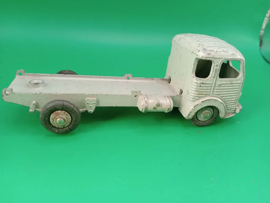 Dinky Toys Simca Cargo n°33.webp