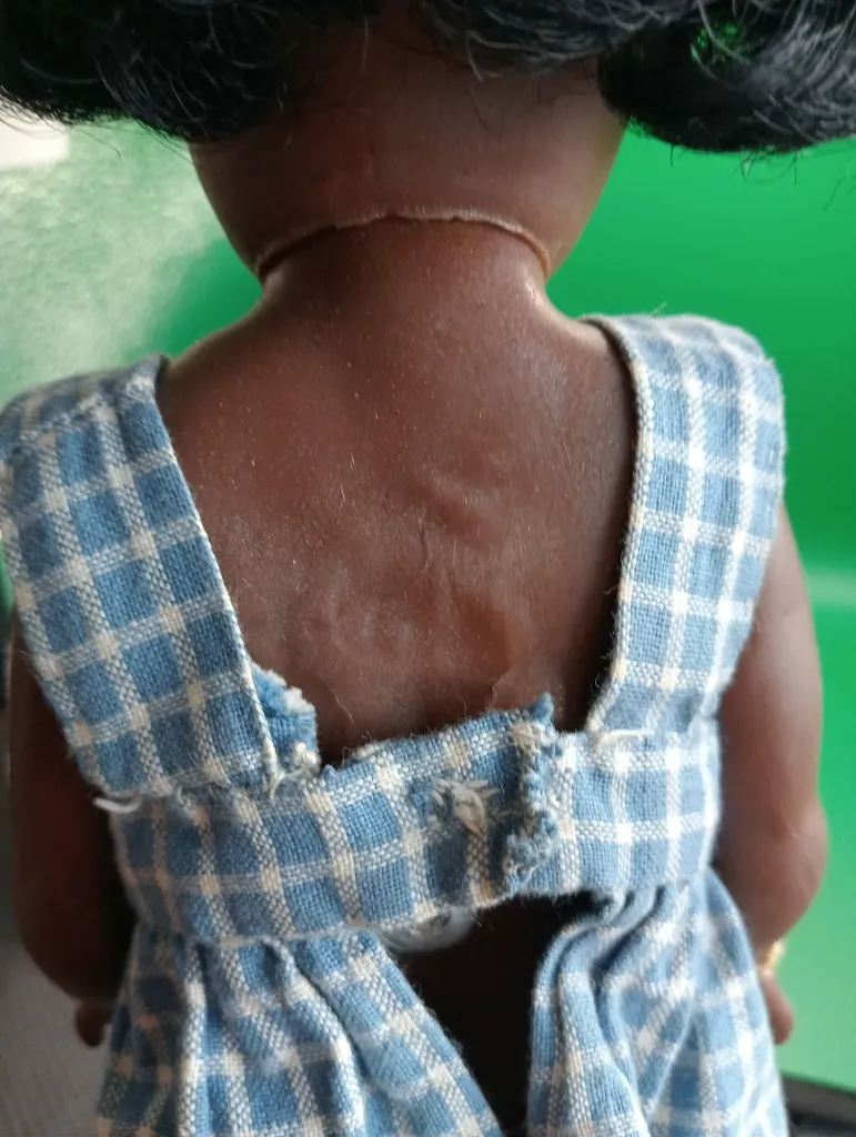 Poupée rétro au teint chocolat.webp